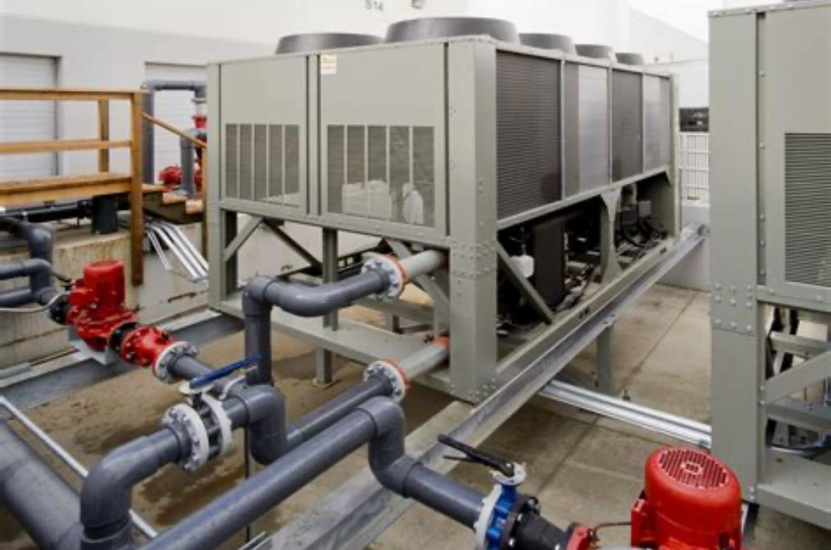 Sistema de refrigeração industrial com chiller instalado